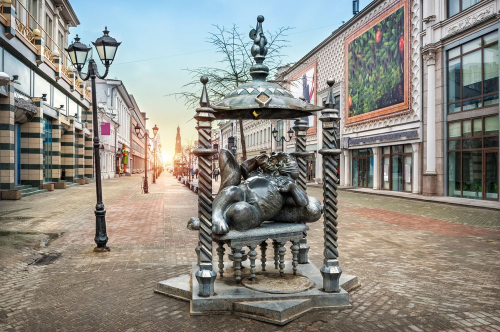 The cat of Kazan on the oldest street of Kazan
