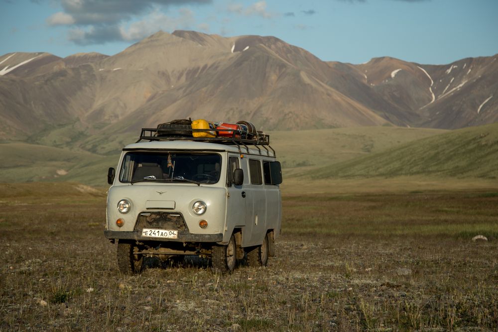To travel in the Altai is best on unpretentious and time-tested cars